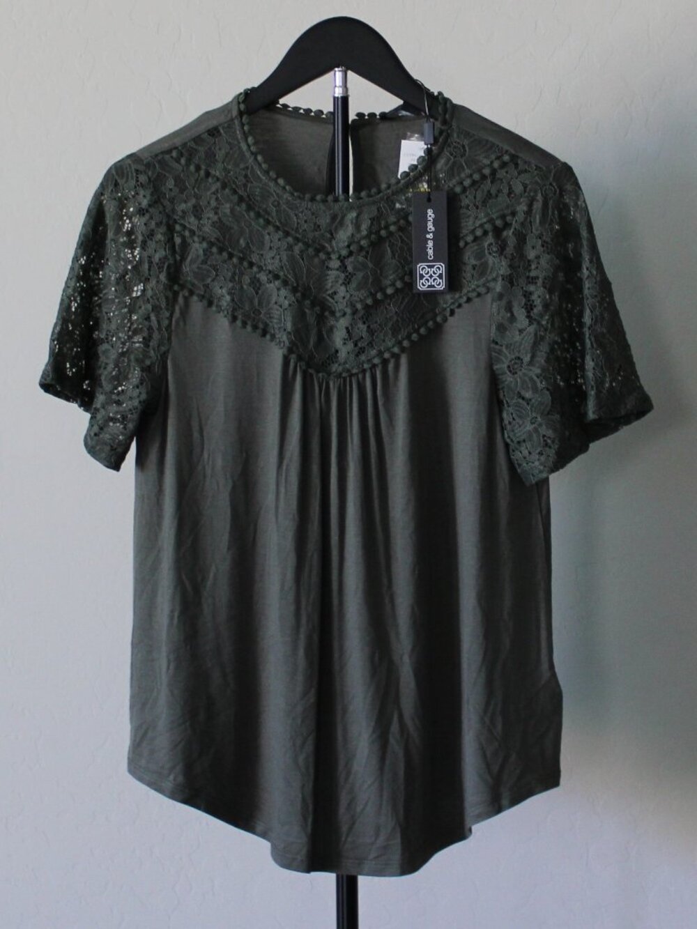 Cable & Gauge Olive Lace Trim Blouse – NWT – Size M